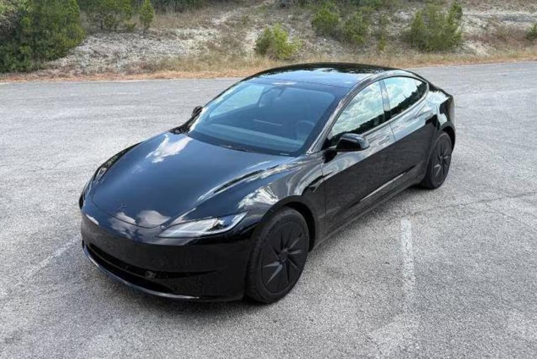 特斯拉美国推出Model 3/Y极简版:砍掉20余项配置降10%售价,516km续航保留HW4硬件