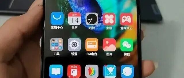 6年前的双面屏手机，主屏能打电话刷视频，副水墨屏还能看书！