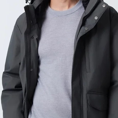 90%鹅绒羽绒服：保暖与时尚兼备