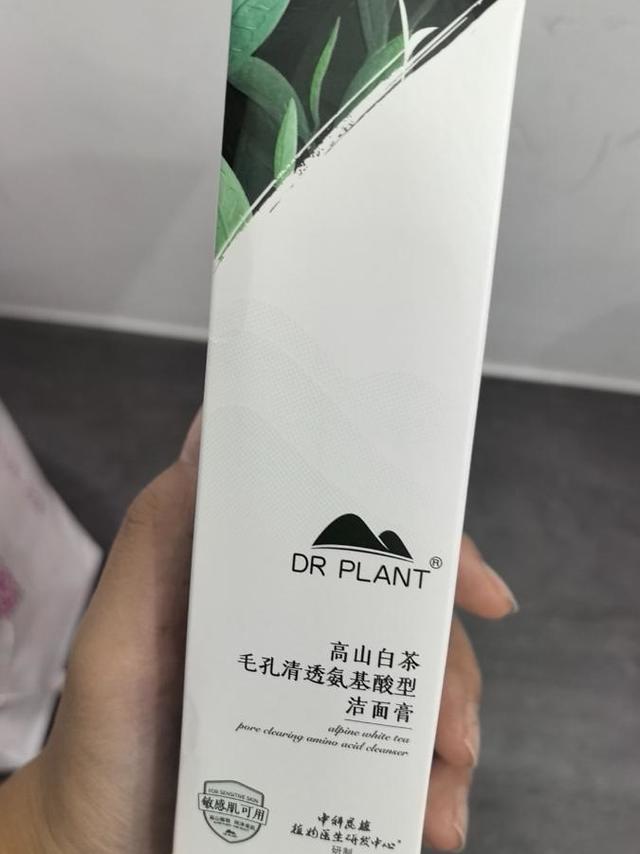 植物医生清透控油洁面乳，洗完清爽不紧绷