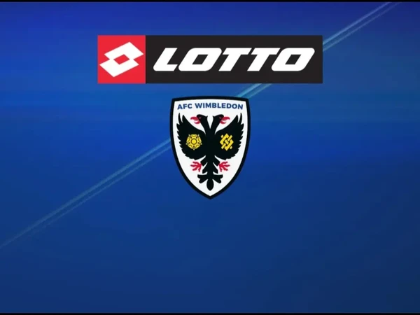 泪目！意大利运动品牌乐途回归英格兰足坛。英甲球队AFC温布尔登足球俱乐部宣布与意大利运动品牌乐途（Lotto）达成球衣赞助合作，合同为期三年，从2025-26赛季开始。这是一次带有怀旧感的重逢，乐途曾