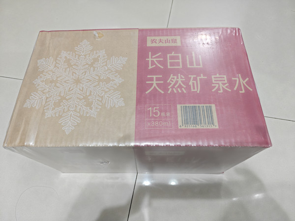 农夫山泉 长白山天然矿泉水 含多种矿物元素 小瓶户外便携装 整箱