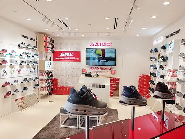 【20万亿的银发经济，为何跑不出一个“阳光下的巨头”？】“专业老人鞋，认准‘足力健’。”一提到“足力健”，许多人脑海中不禁浮现出县城街角那抹醒目的红色牌匾，以及那些看似朴素的鞋子。但如今，足力健的红色