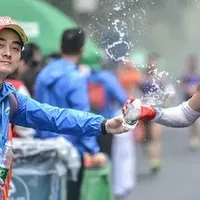 巴黎马拉松“世界首创”：不发杯子不发瓶，跑者得自备补水装备！