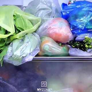 刚买回来的菜，能不能裹着塑料袋直接放进冰箱？很多人都做错了！