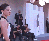 威尼斯影后“杀疯”金九银十！辛芷蕾杂志黑白装封神，港风红唇秘诀黄皮照搬