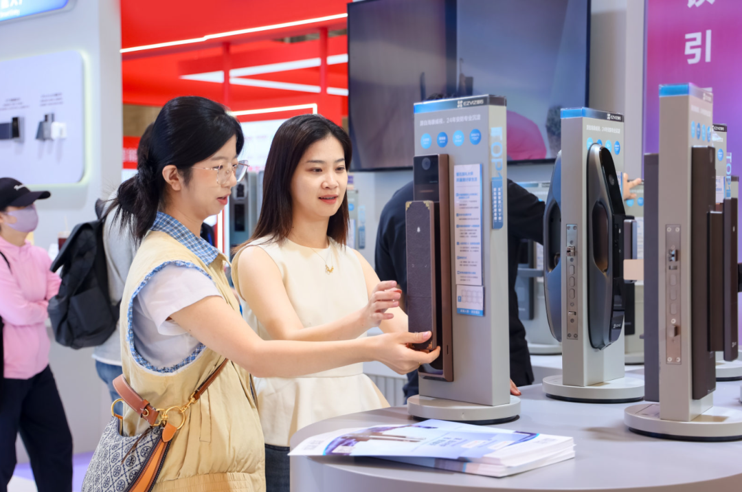 萤石“锁”定2025中国国际五金展C位！AI智能锁引领者秀出硬核实力与行业担当