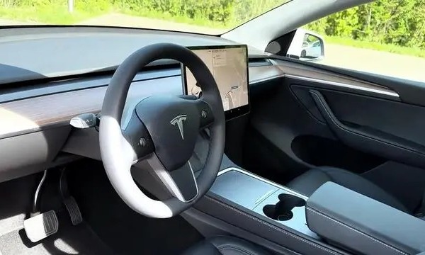 25万纯电SUV三神争霸！Model Y、小米YU7、理想i6你选什么？