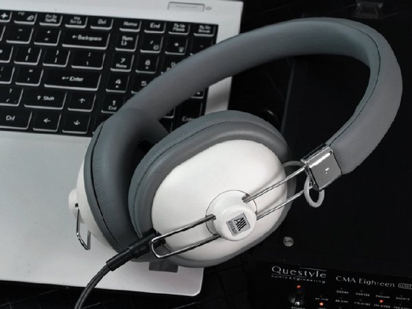 关注+转发 抽2个价值199的安克Anker无线磁吸移动充电宝芦田（Ashidavox）家的HA-SX12/HD拥有复古时尚的外观，轻巧的机身，与大部分新品耳机外观差距较大，用于穿搭深受不少年轻人喜欢