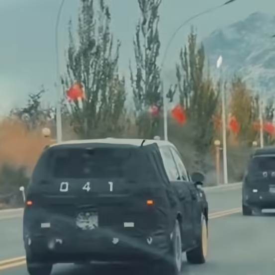 小米 YU9 要来了？雷军亲赴新疆测试？小米第三款车 谍照曝光