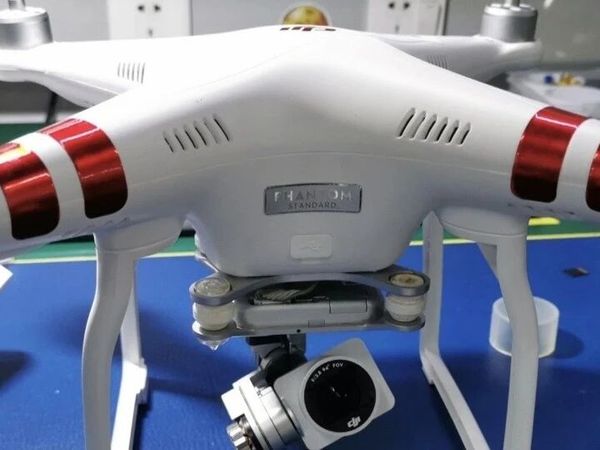 2-300块钱的大疆 精灵 Phantom 3 Standard无人机抗风能力强,成色还新,很不错。