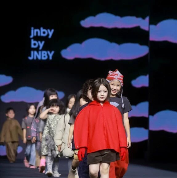 jnby by JNBY 2025秋冬新品秀暨KIDS WEAR上海时装周童装发布开幕大秀：以超现实童话开启太空邮递奇幻之旅