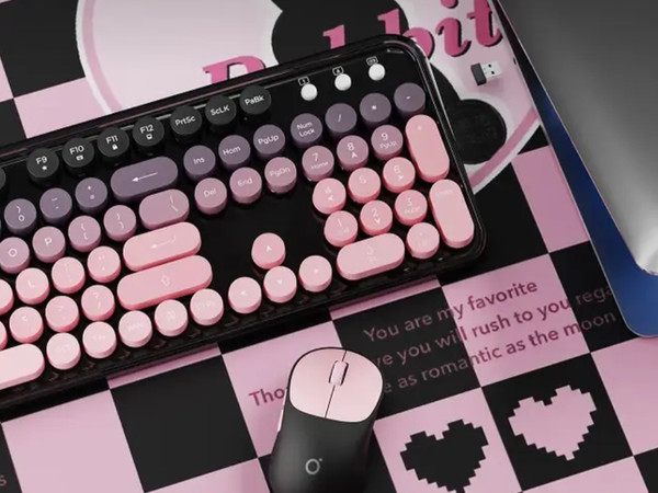 双十一桌面焕新：锁定前行者V96樱花粉键鼠套装