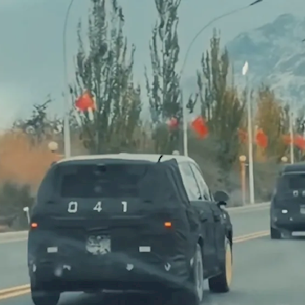 小米第三款新车曝光，对标揽胜代号“昆仑”，雷军正在试车