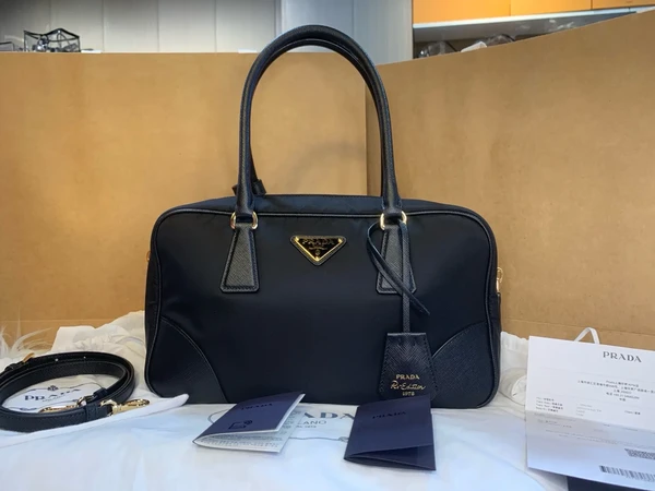 普拉达/Prada  1978降落伞保龄球款手提包 中号 黑金 吴千语同款 尼龙拼皮 长肩带可斜挎 黑金珐琅三角标徽
系列：Re-Edition 
型号：1BB115_R064_F0002_V_OOO