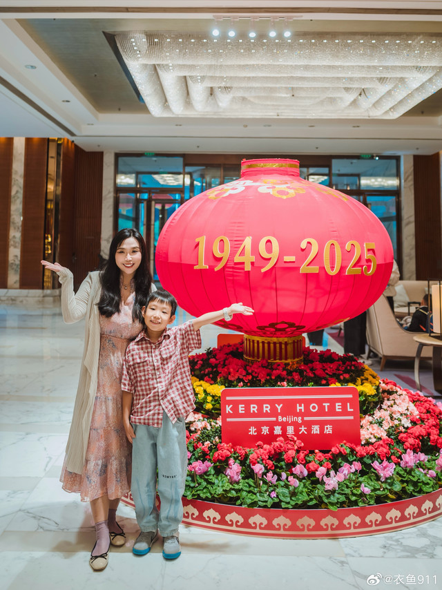 十一遛娃好去处｜解锁非遗纸伞涂鸦+川味美食🏨还在景区被娃追着问“什么时候回家”？来北京嘉里大酒店，给八岁男孩安排一场“非遗纸伞创作+川味干饭+乐园畅玩”的王者级遛娃局！🍴嘉品餐厅：纸伞涂鸦+川味美食的