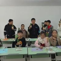 公主岭市青年先锋志愿者协会开展扭扭棒仙人掌盆栽儿童手工活动