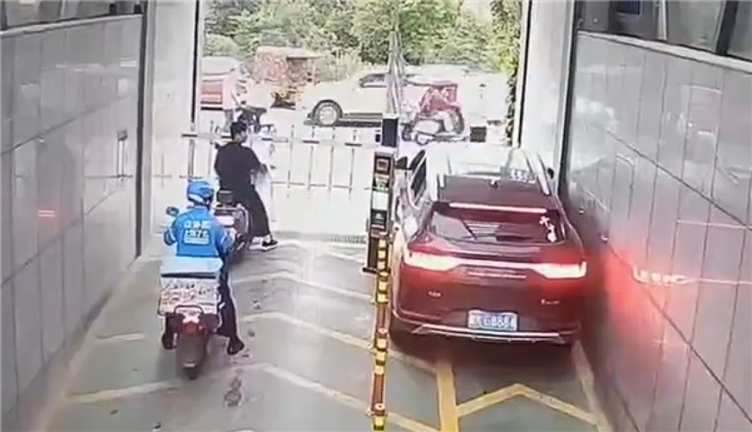 女子开SUV走非机动车道出地库 :死活不倒车致车辆被卡