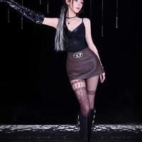 张予曦秀场步履生风：暗黑鎏金解锁东方美学，羽绒甜酷混搭颠覆潮流边界