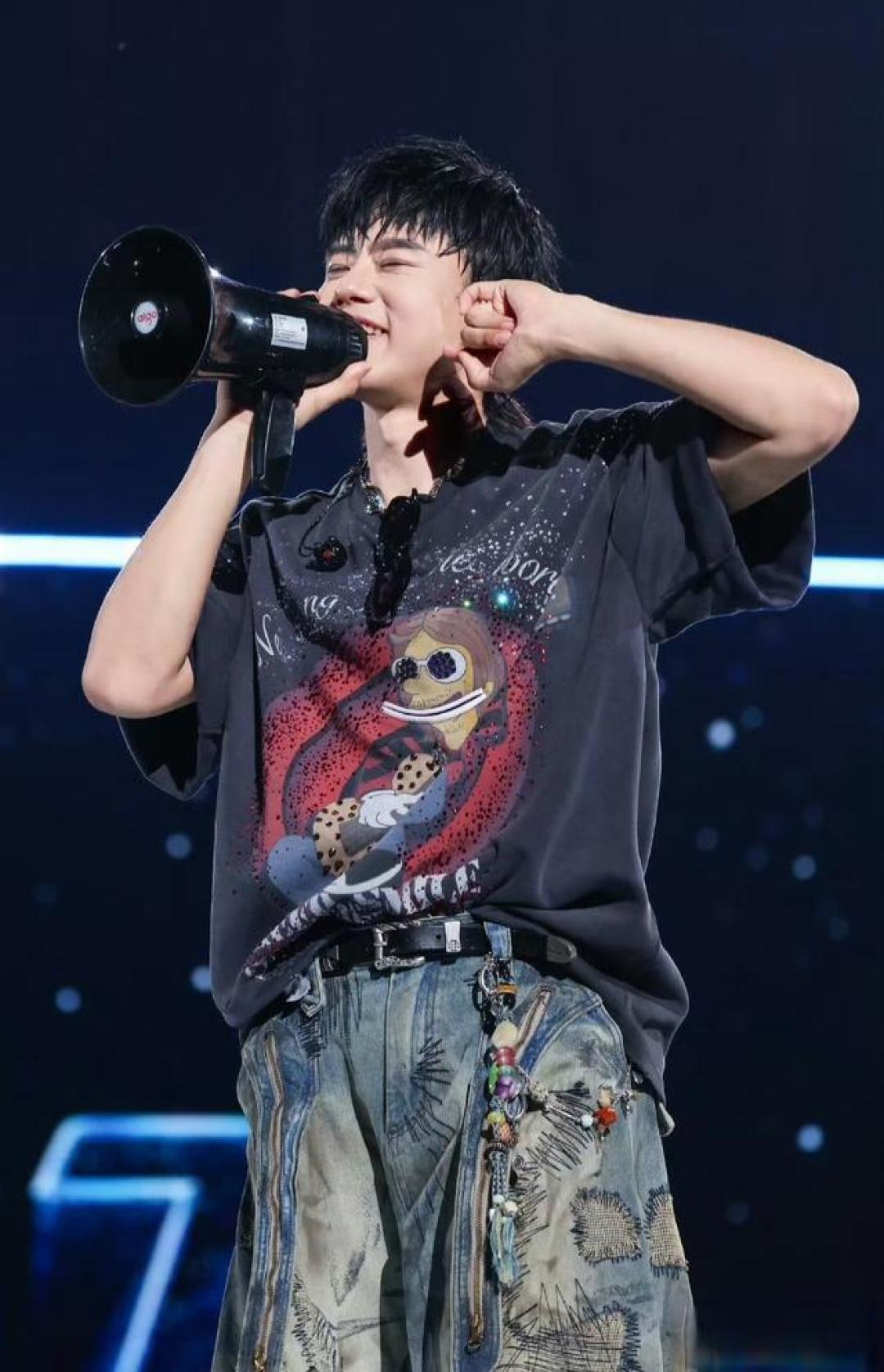 张杰南京演唱会音响罢工即兴喇叭清唱逆战 五万观众点亮星海缔造名场面
