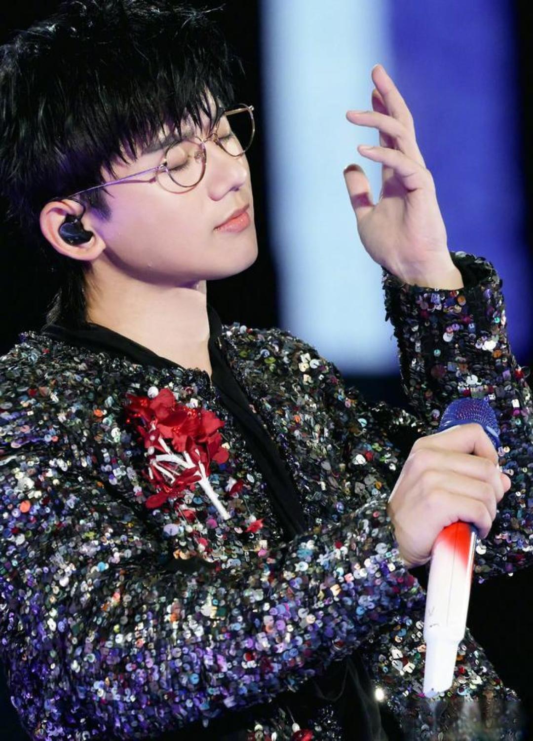 张杰南京演唱会音响罢工即兴喇叭清唱逆战 五万观众点亮星海缔造名场面