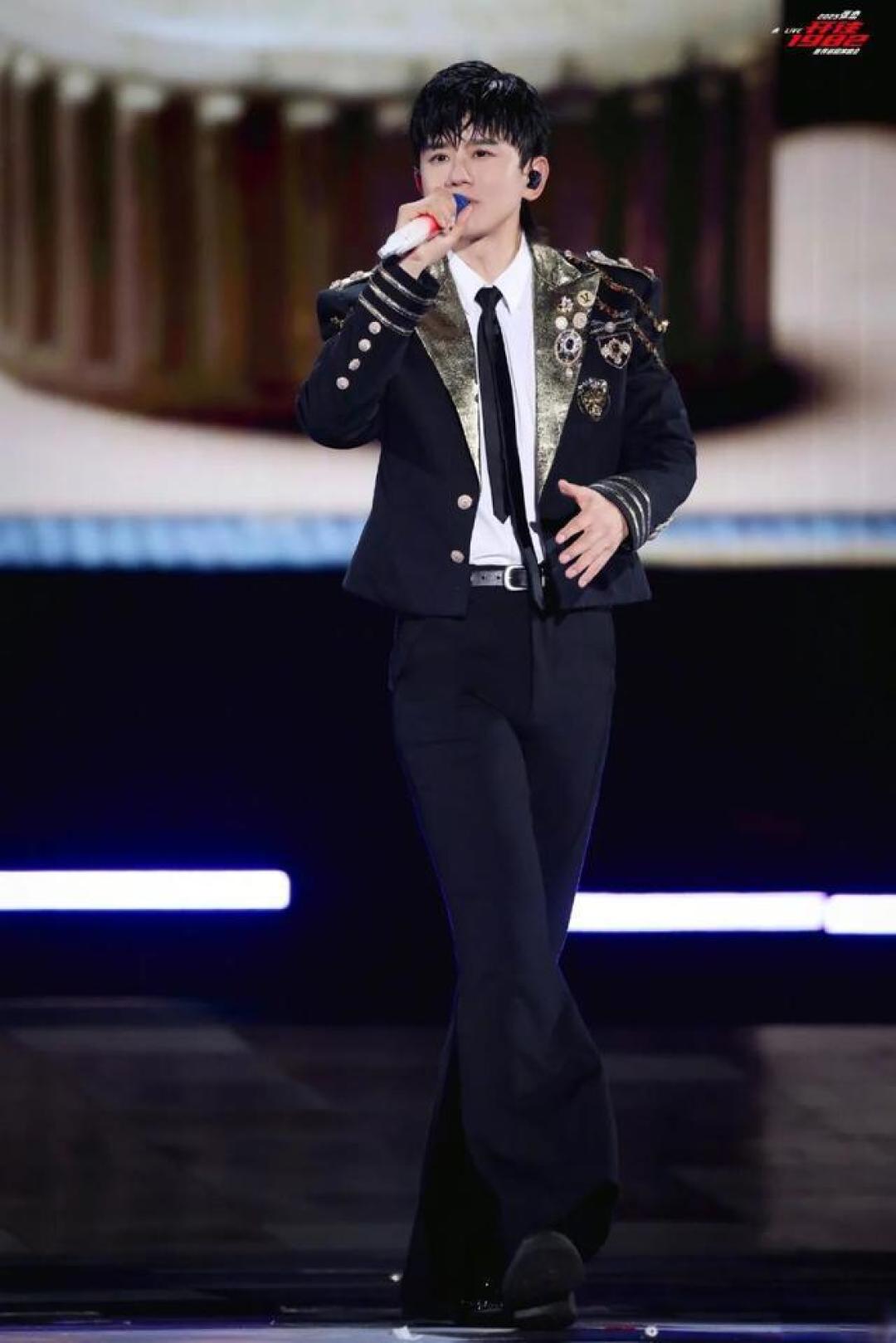 张杰南京演唱会音响罢工即兴喇叭清唱逆战 五万观众点亮星海缔造名场面