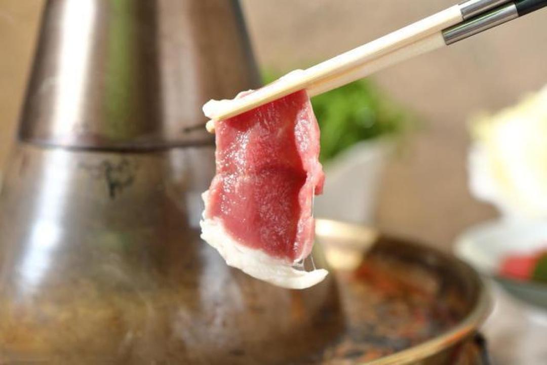 天津涮羊肉五部曲:白水铜锅配秘制三合酱,八秒涮出鲜嫩本味