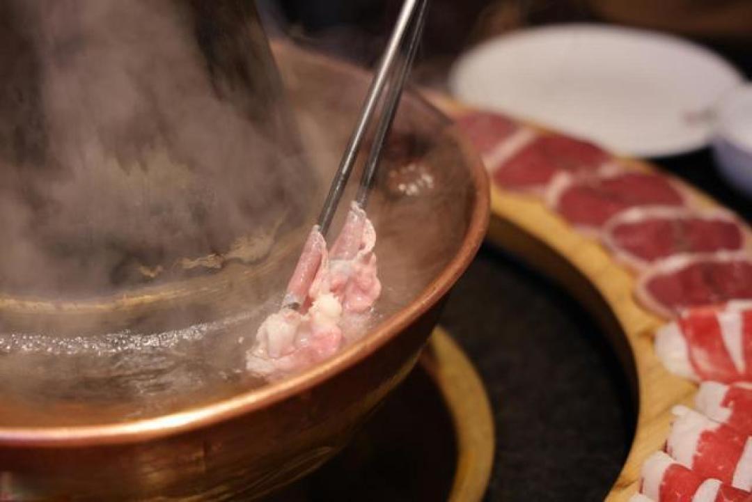 天津涮羊肉五部曲:白水铜锅配秘制三合酱,八秒涮出鲜嫩本味