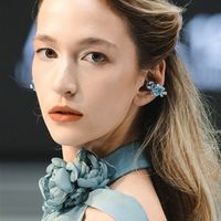 华为FreeClip 2耳夹耳机亮相巴黎时装周：模特美艳动人
