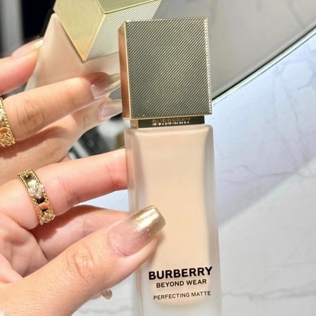 #微博美妆大赛##彩妆产品##微博兴趣创作计划# ✨【亲测Burberry柔雾持妆粉底液：从早美到晚的哑光妆面狂欢🥳】 作为一个常年在“持妆”和“妆感”之间反复横跳的混油皮，遇到Burberry这款B