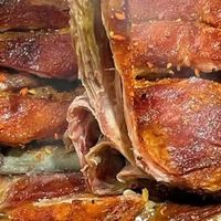 多人聚餐时的“硬菜之王”，视觉和味觉的双重满足感拉满的烤全羊