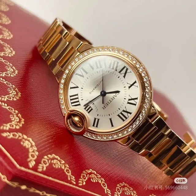 Cartier 卡地亞- Ballon Bleu 系列 
18k 玫瑰金錶殻（33mm)/錶帶,外圈鑲嵌鑽石共47顆（約0.68cts) ,机械機芯.
（ref:WJBB0063) 
卡地亚是法国一家
