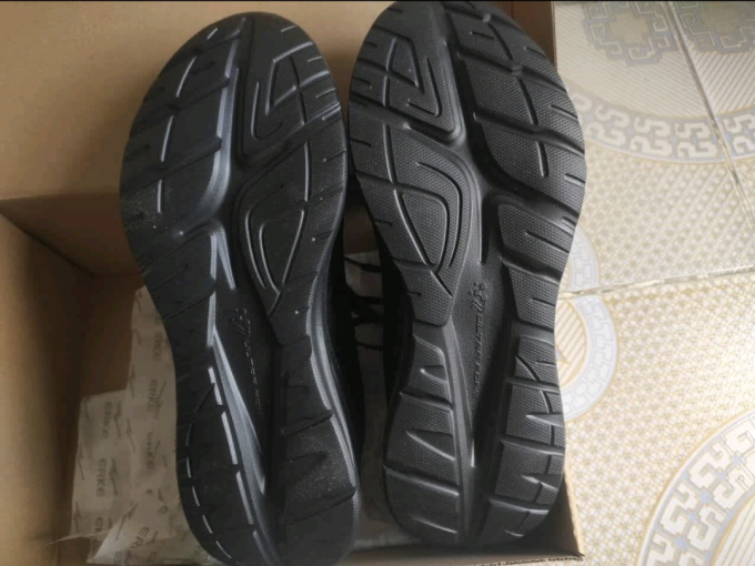 鸿星尔克跑鞋