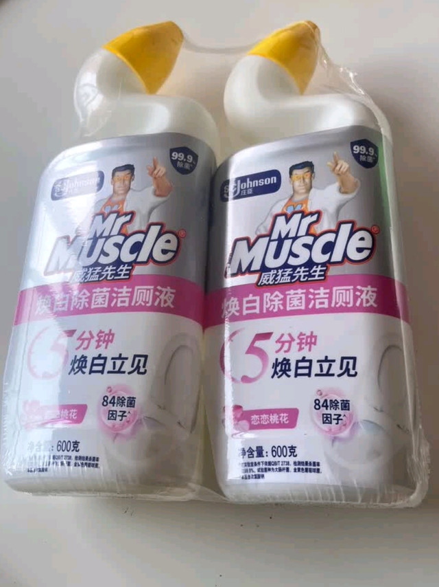 请个“先生”来刷马桶，别说，效果还真不错！