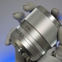 铭匠75mm F2银色版，千元级人像镜头里的“便携质感王”