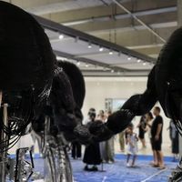 深圳万象天地的“HAUS NOWHERE巨人展”