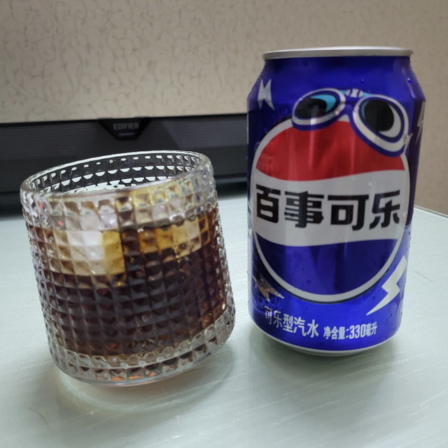 有糖的可乐还是得加点冰