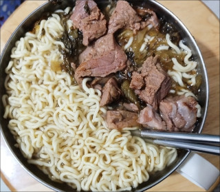 白象老坛酸菜牛肉面酸爽开胃