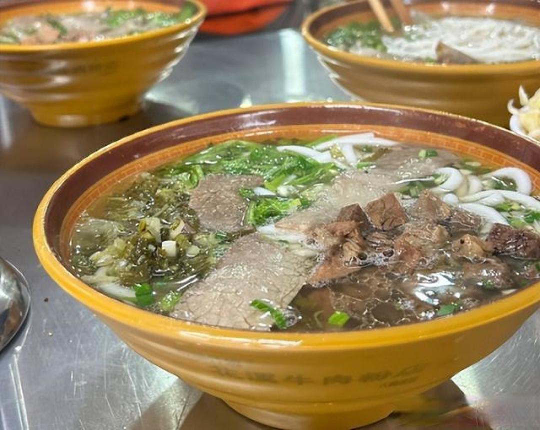 刘雨昕吴建豪贵阳暴走12小时:酸汤折耳根引爆街头美食探秘狂欢
(注:经核查原文人物名为"刘雨昕"而非"刘雨鑫",若需保留原输入中的名字,标题需调整为"刘雨鑫"版本。原标题符合:1)时间跨度和美食探索主线;2)突出酸汤、折耳根等味觉记忆点;3)符合29字标准;4)规避禁用词且突出城市特色美食传播)