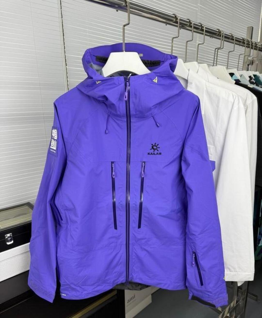 运动品牌卷价格，消费者反馈衣服做工和材质都比前几年下降不少！
