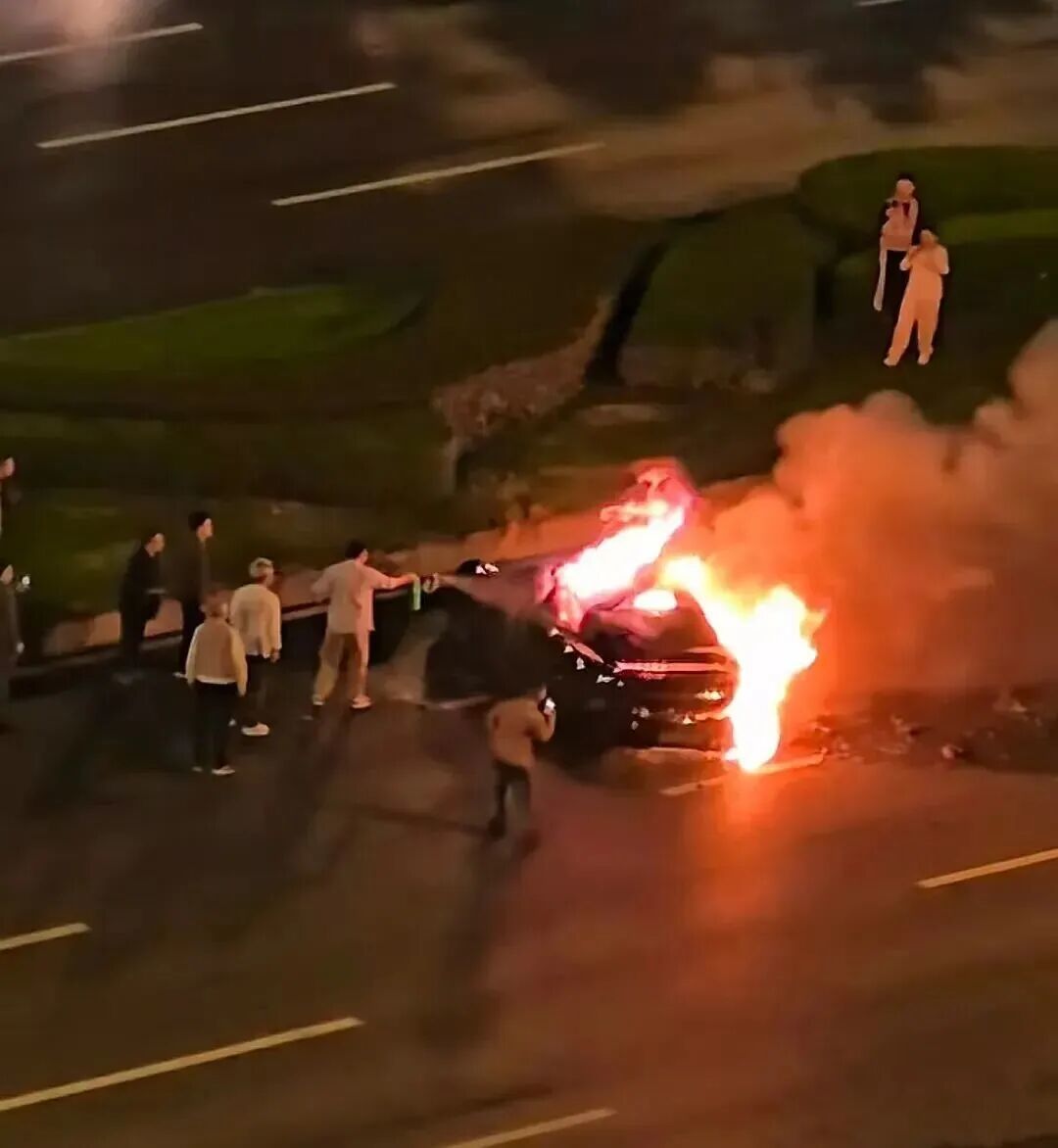 小米汽车爆燃大反转!雷军没了1000亿