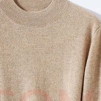 奶茶驼色羊绒毛衣的质感与穿搭