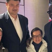 大佬不同穿搭观赛！马云格子衫，成龙冲锋衣，小贝穿皮衣，谁帅？