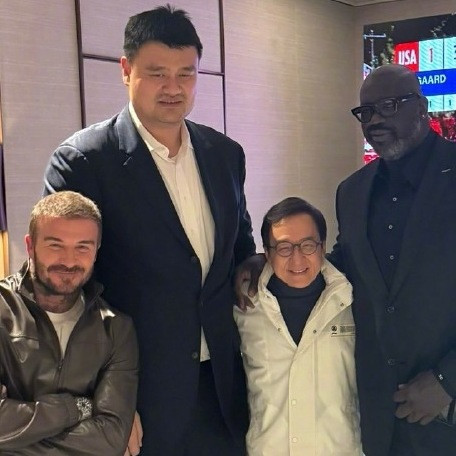 大佬不同穿搭观赛！马云格子衫，成龙冲锋衣，小贝穿皮衣，谁帅？