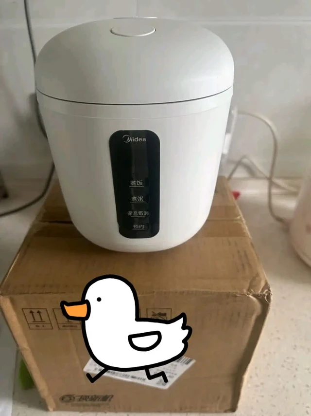 邪修一人食，解放双手20分钟解决饭蛋双餐。对于做饭小白和懒人来说，美的FB08M301迷你电饭煲就是“救星”！抓一杯大米，切些南瓜丁、胡萝卜花铺进锅里，再打两个鸡蛋加温水调成蛋液放进蒸格，选“煮饭”功