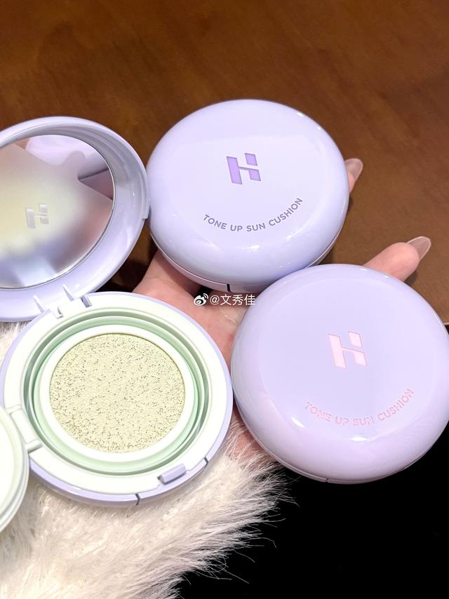 #我的本命妆备##彩妆产品##微博美妆大赛#Holika Holika提亮防晒气垫，多效合一的彩妆宝藏，我这个彩妆爱好者，最近又挖到了一款超棒的宝贝——Holika Holika提亮防晒气垫，它简直就