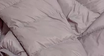 笛莎轻薄羽绒服：秋冬保暖新选择