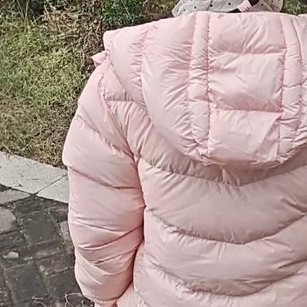 笛莎轻薄羽绒服：过敏体质娃的安心选择