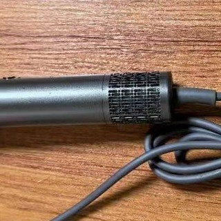 美的高速电吹风：干发与护发兼备