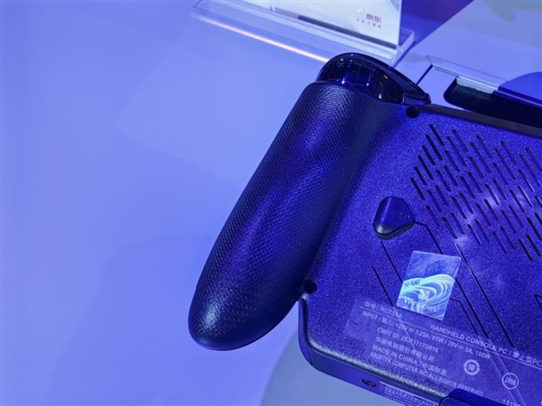 6999元今天上市!ROG XBOX掌机X实拍图来了:黑色外观质感十足